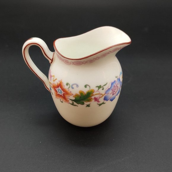 Wedgwood Creamer and Sugar Bowl plus 3 Saucers - Picture 10 of 11